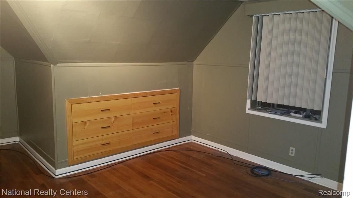 MASTER BEDROOM BUILT IN DRAWERS