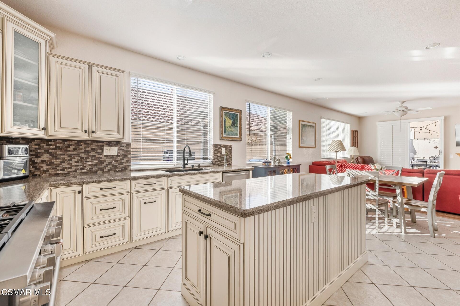 1902 Winterdew Avenue Simi Valley, CA 93065 - Photo 9 of 20 1902_WinterdewAve_10_1920px