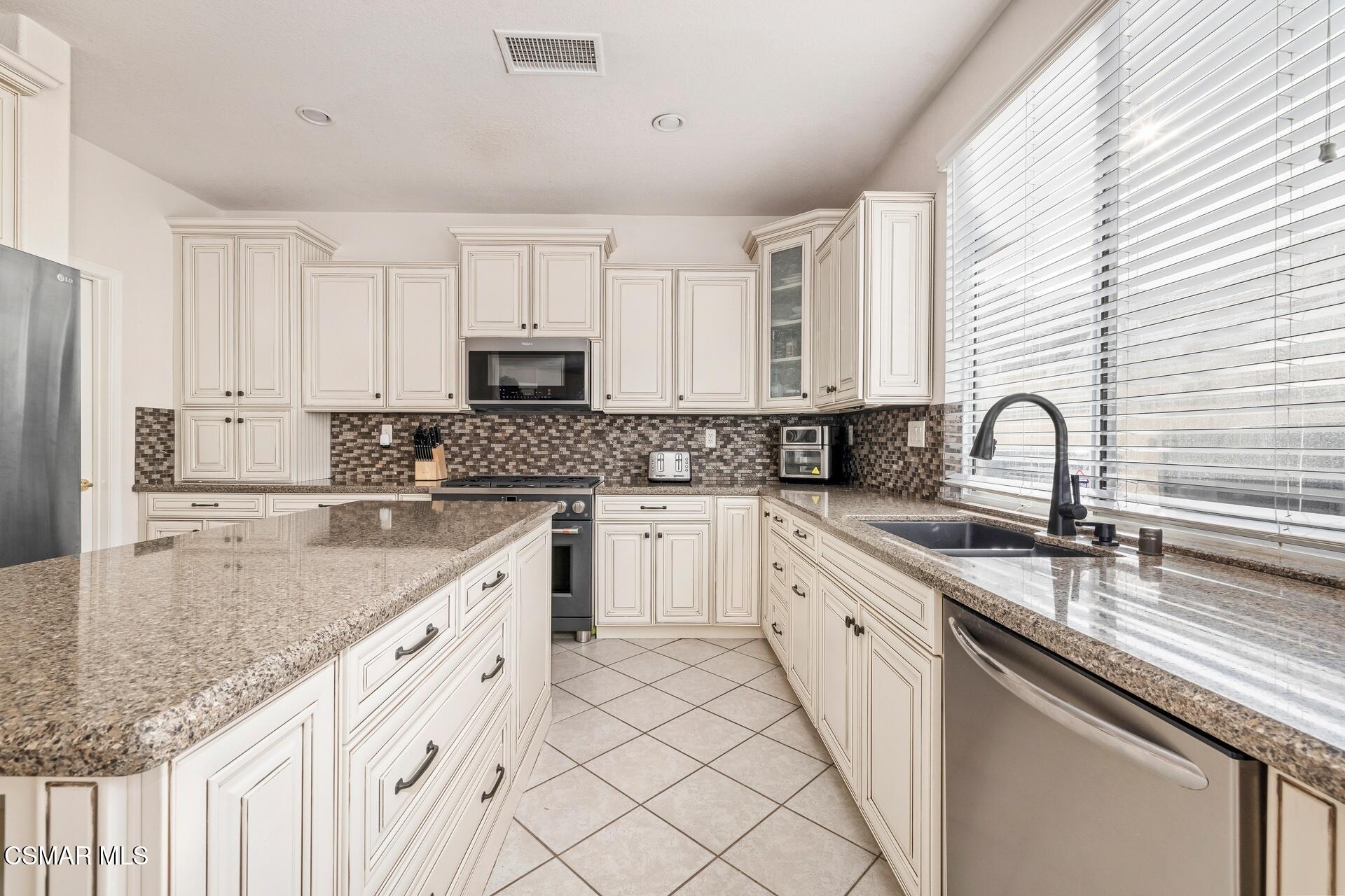 1902 Winterdew Avenue Simi Valley, CA 93065 - Photo 10 of 20 1902_WinterdewAve_09_1920px