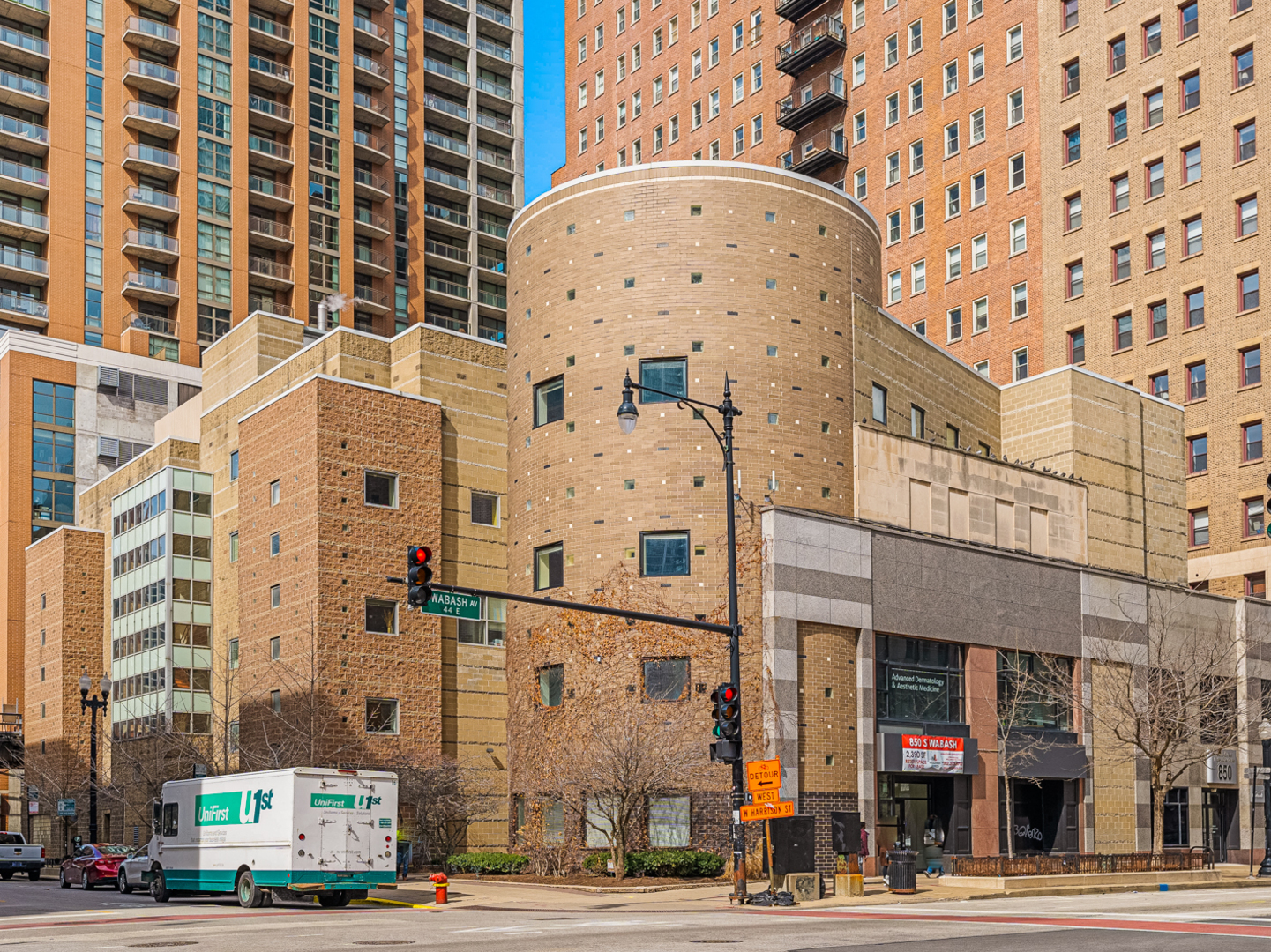 40 East 9th Street, Unit 1502 Chicago, IL 60605 - Photo 1 of 36 front view of a building
