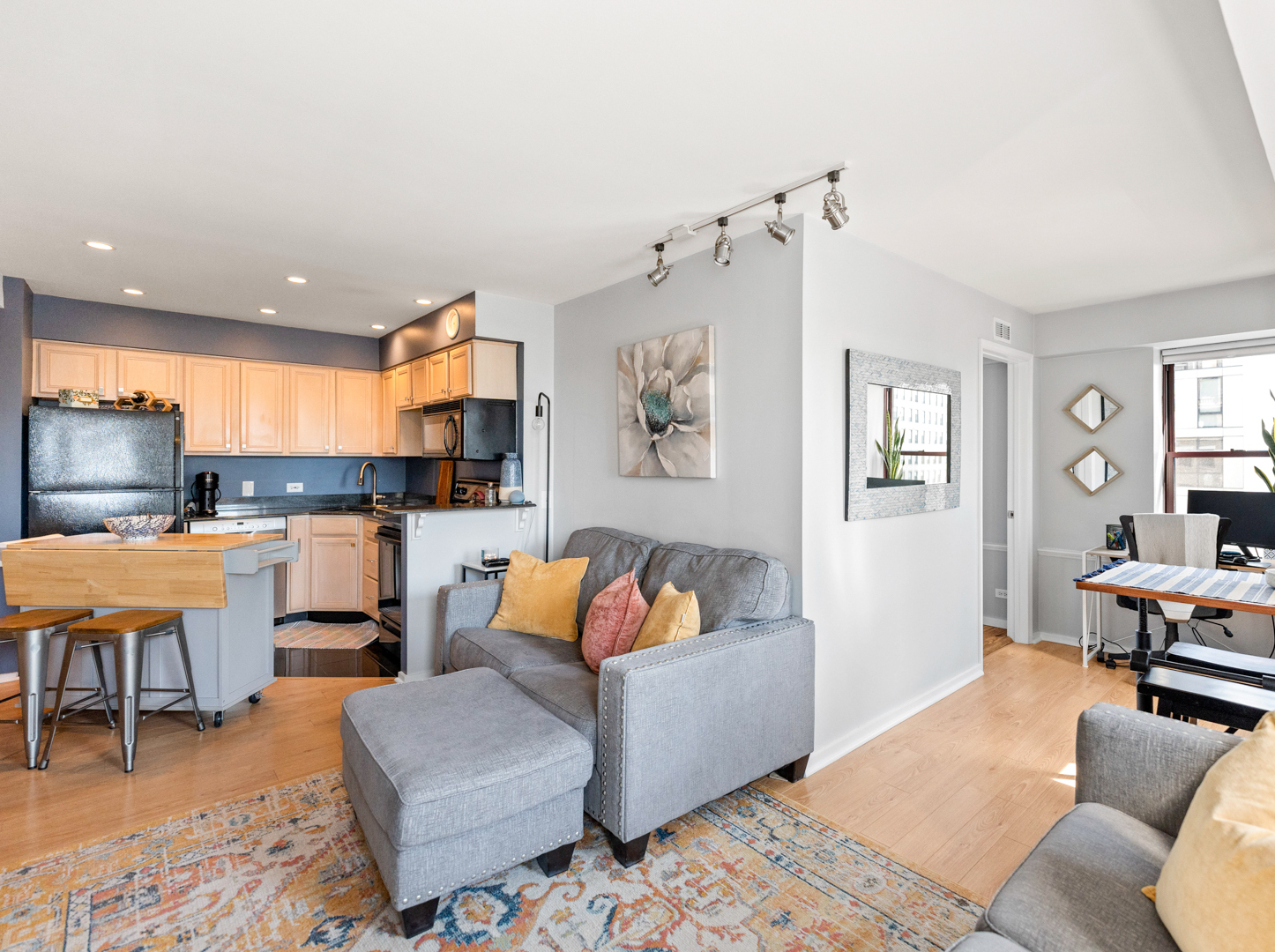 40 East 9th Street, Unit 1502 Chicago, IL 60605 - Photo 12 of 36 a living room with furniture and kitchen view
