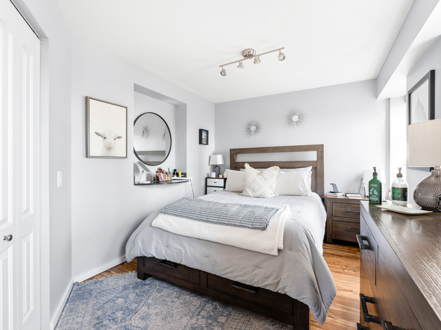 40 East 9th Street, Unit 1502 Chicago, IL 60605 - Photo 18 of 36 a bedroom with bed and a chandelier