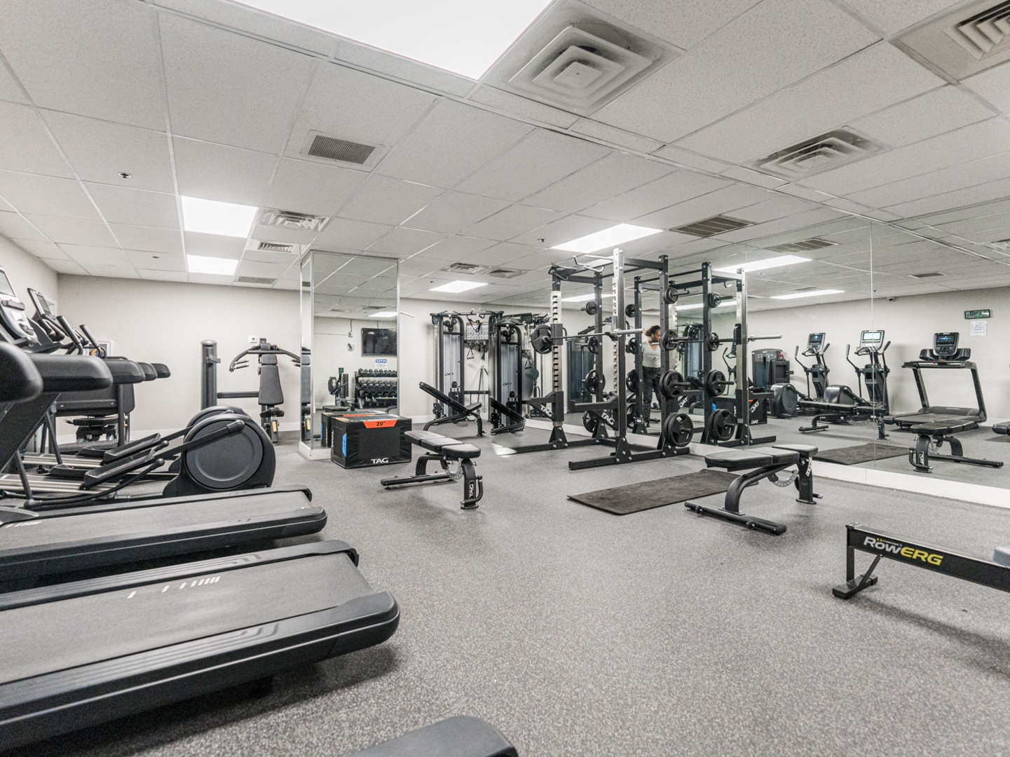 40 East 9th Street, Unit 1502 Chicago, IL 60605 - Photo 31 of 36 a view of a room with gym equipment