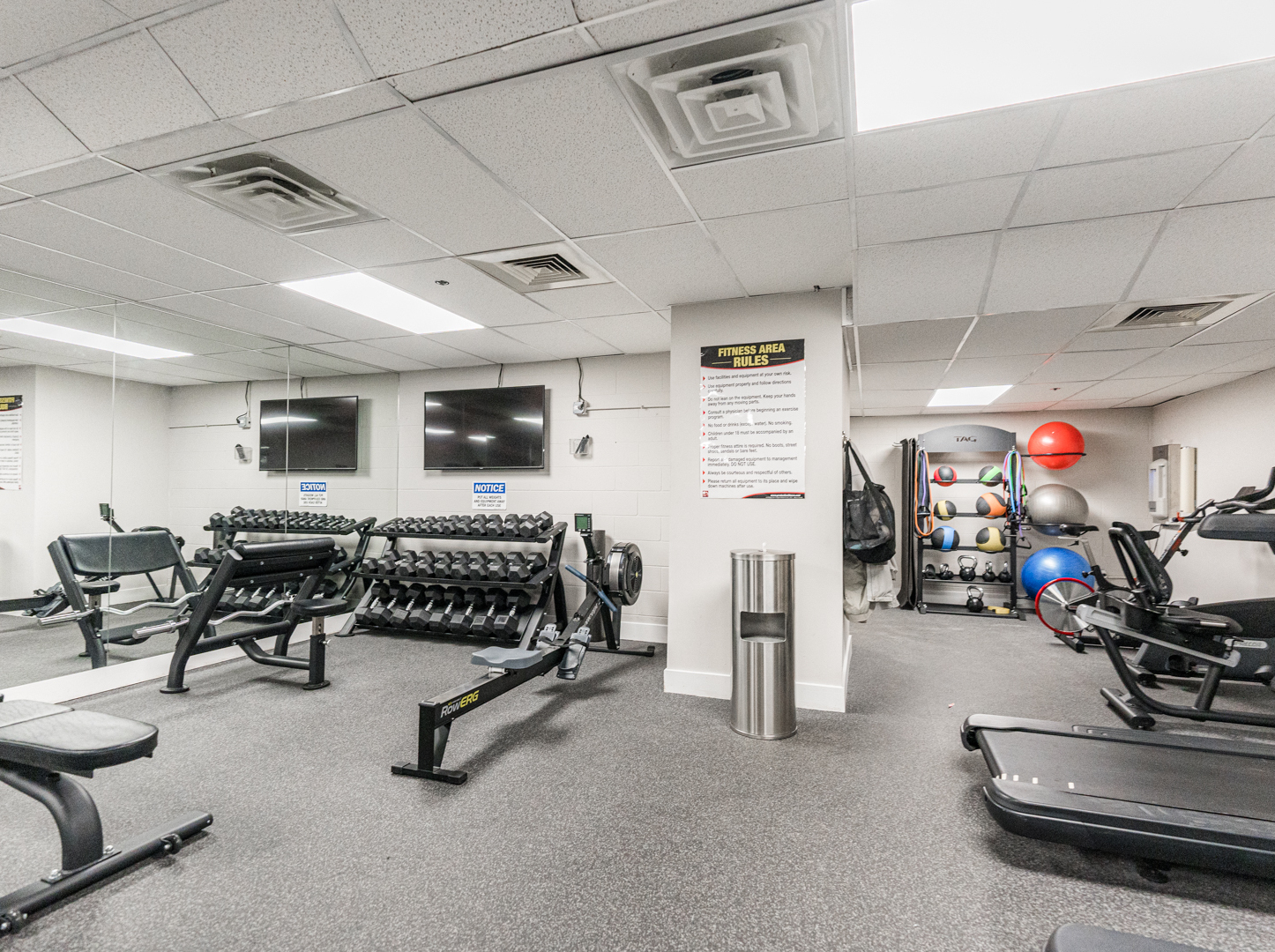 40 East 9th Street, Unit 1502 Chicago, IL 60605 - Photo 32 of 36 a view of a room with gym equipment