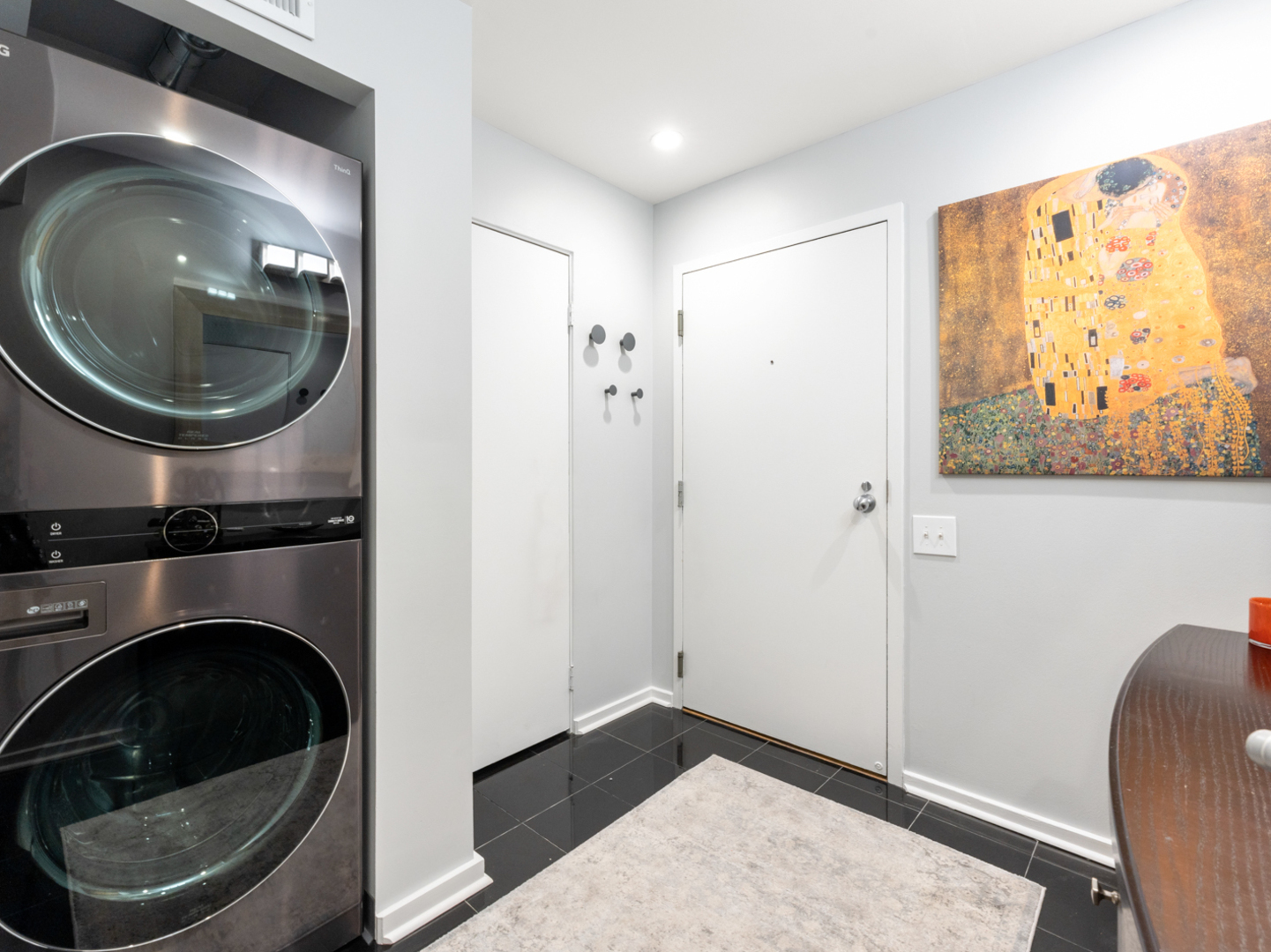 40 East 9th Street, Unit 1502 Chicago, IL 60605 - Photo 4 of 36 a utility room with mirror washer and dryer