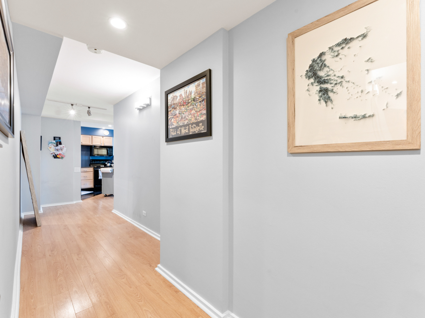 40 East 9th Street, Unit 1502 Chicago, IL 60605 - Photo 5 of 36 a view of a hallway with wooden floor and a workspace