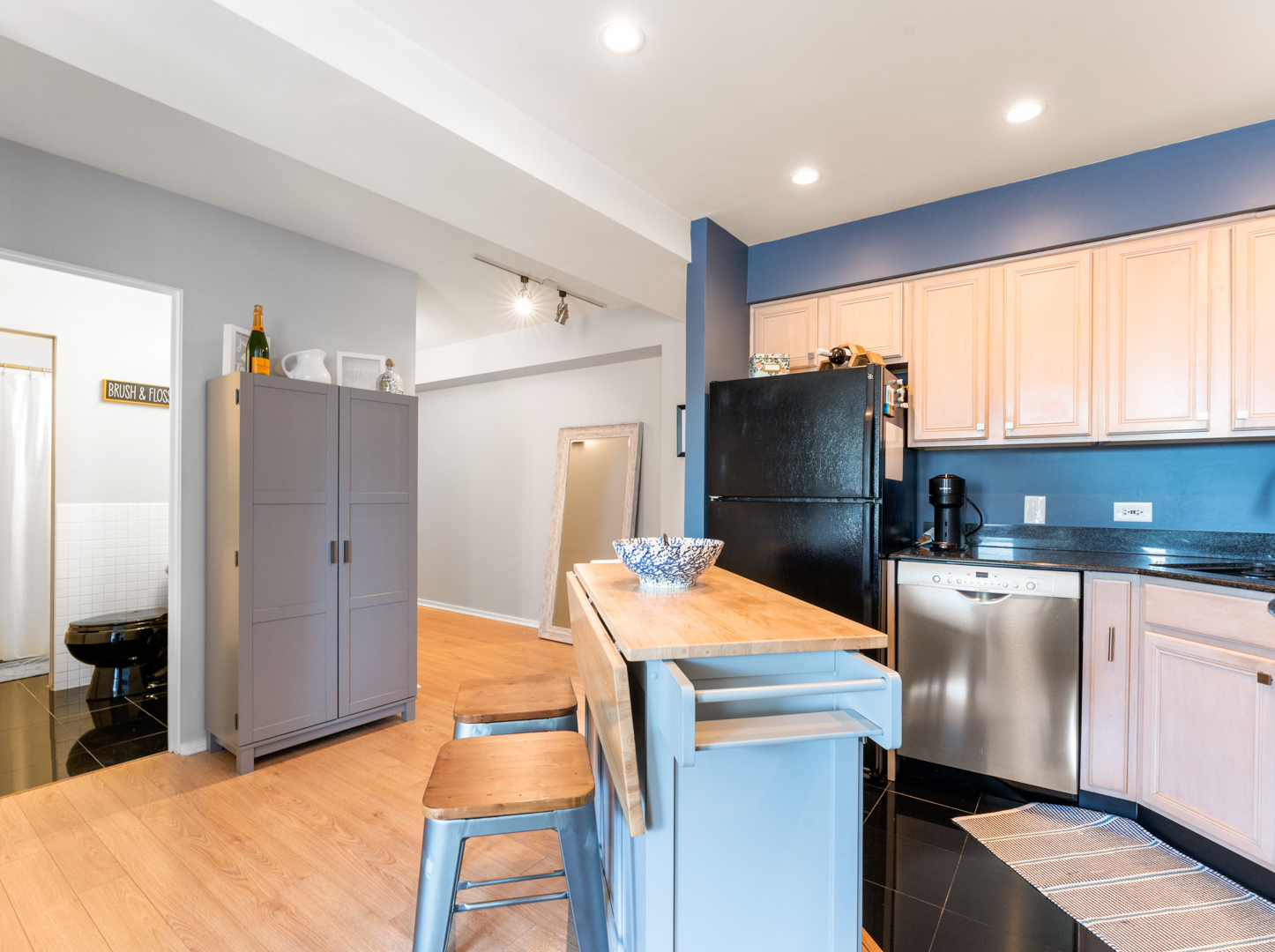 40 East 9th Street, Unit 1502 Chicago, IL 60605 - Photo 9 of 36 a kitchen with stainless steel appliances kitchen island granite countertop a refrigerator and a sink