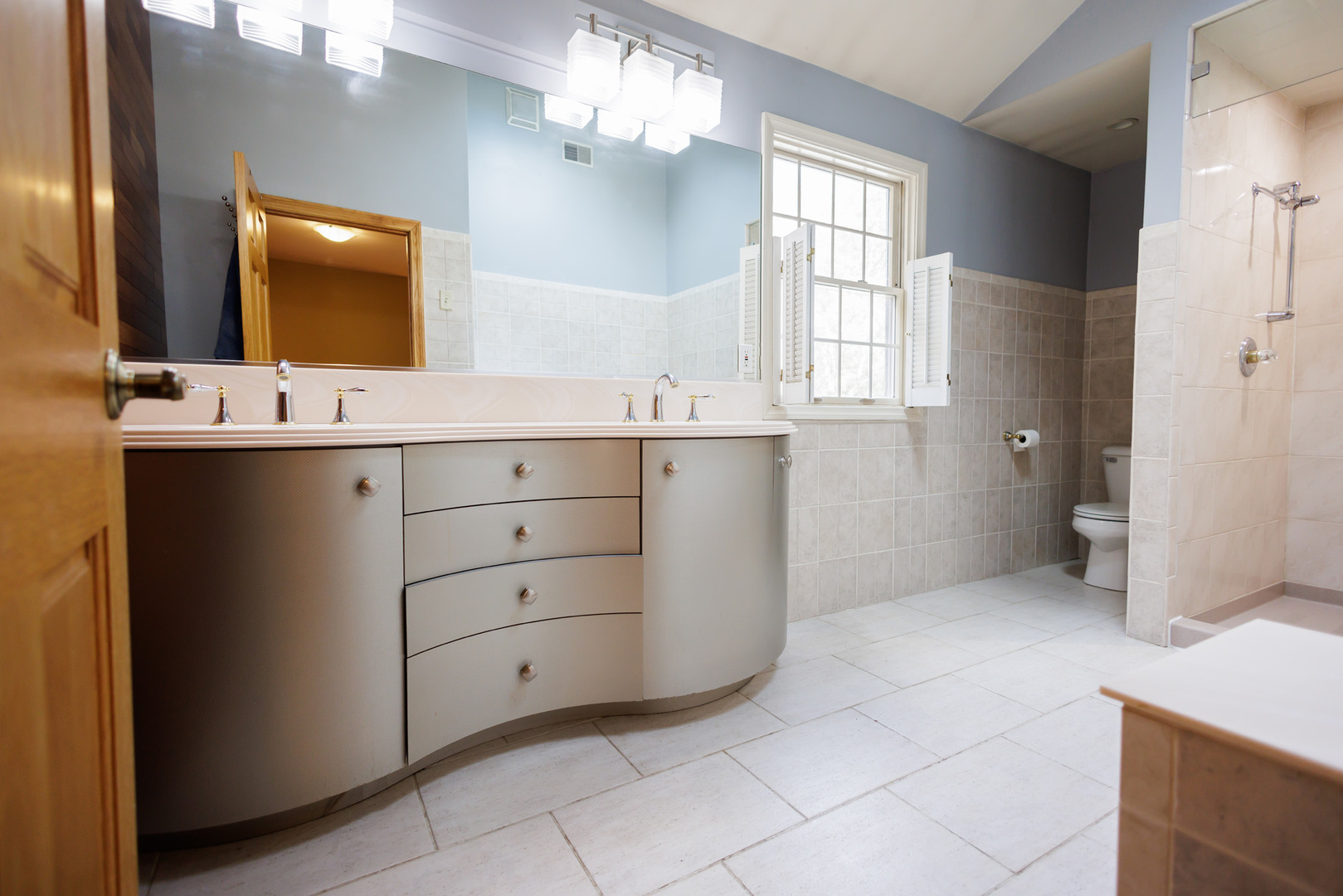5034 East Boy Scout Road St. Anne, IL 60964 - Photo 35 of 50 a bathroom with a sink a large mirror and a bathtub