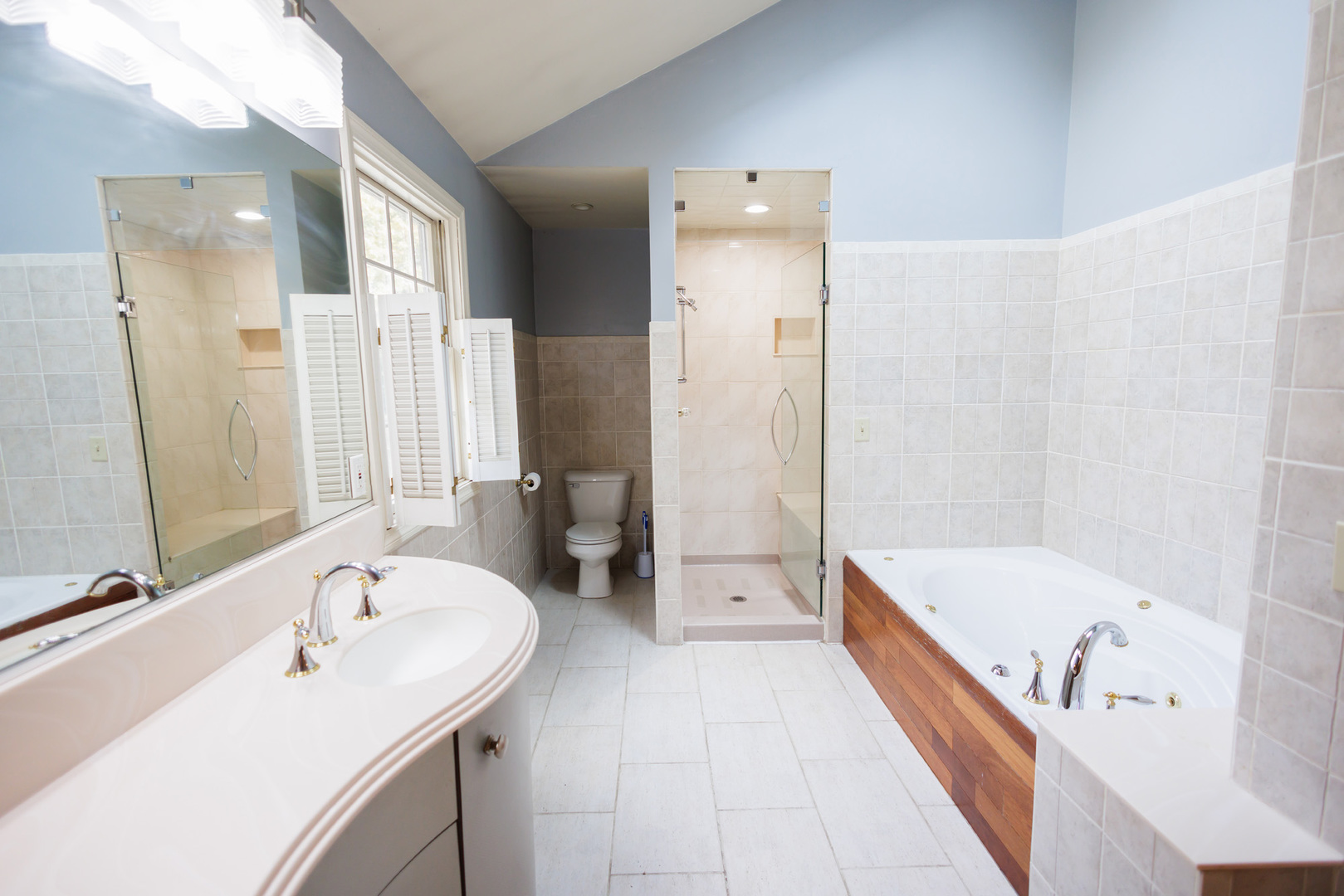 5034 East Boy Scout Road St. Anne, IL 60964 - Photo 36 of 50 a bathroom with a tub sink and mirror
