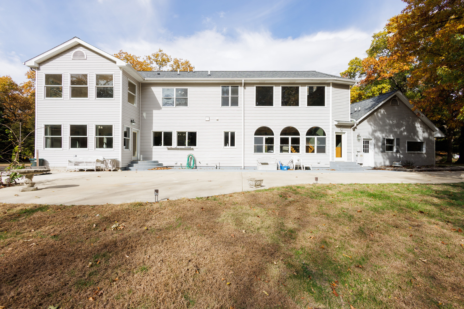 5034 East Boy Scout Road St. Anne, IL 60964 - Photo 4 of 50 a front view of a house with a yard