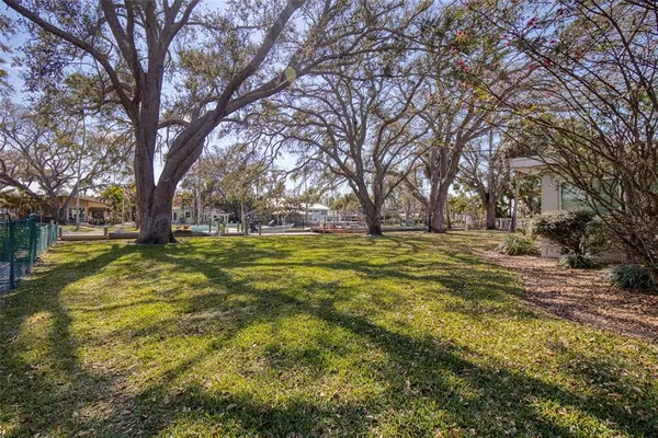 a view of yard with green space