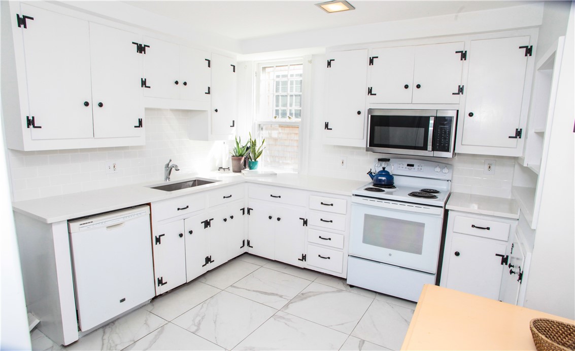 34 Bull Street Newport, RI 02840 - Photo 17 of 34 Plenty of space in this bright kitchen