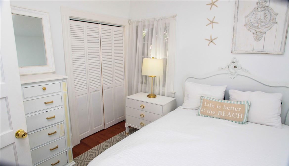 34 Bull Street Newport, RI 02840 - Photo 29 of 34 Queen sized bed and wood flooring