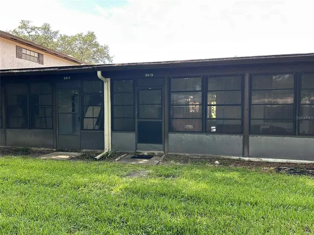 a view of a backyard