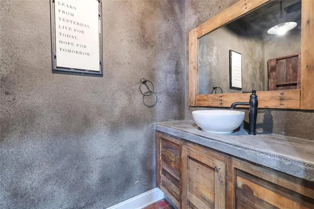 a view of a yard with sitting area