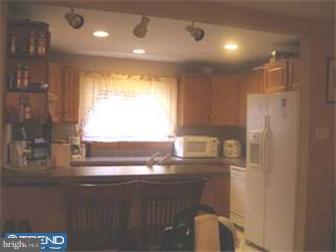 302 Richfield Road Upper Darby, PA 19082 - Photo 5 of 6 Kitchen