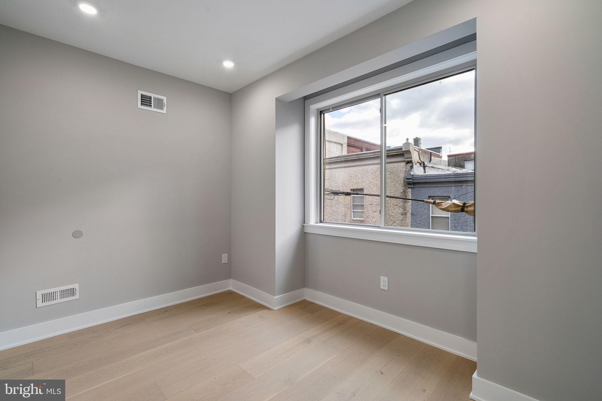 717 Mercy Street Philadelphia, PA 19148 - Photo 29 of 48 an empty room with a window