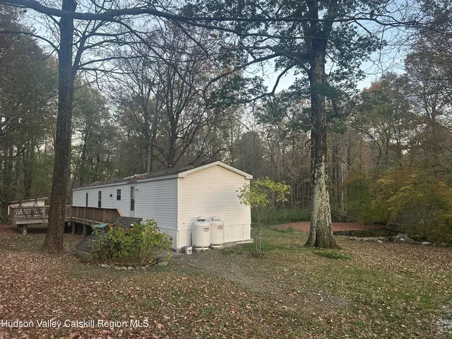 a house view with backyard space