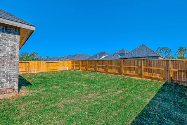 a view of an house with backyard and pool