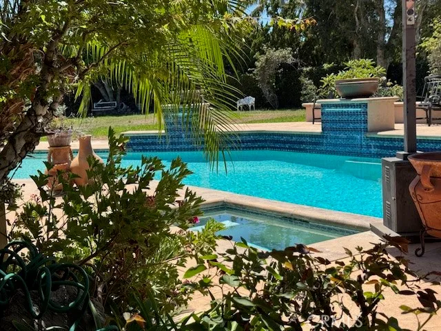 a view of a back yard