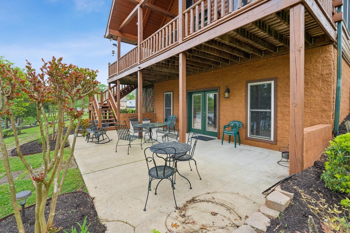 711 Pebble Point Road Lebanon, TN 37087 - Photo 8 of 13 a view of a dinning tables and chairs in patio