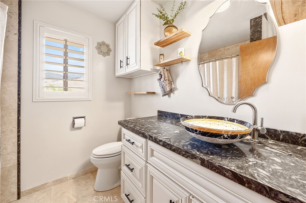 45540 Denizen Heights Road Hemet, CA 92544 - Photo 22 of 37 Upstairs bathroom