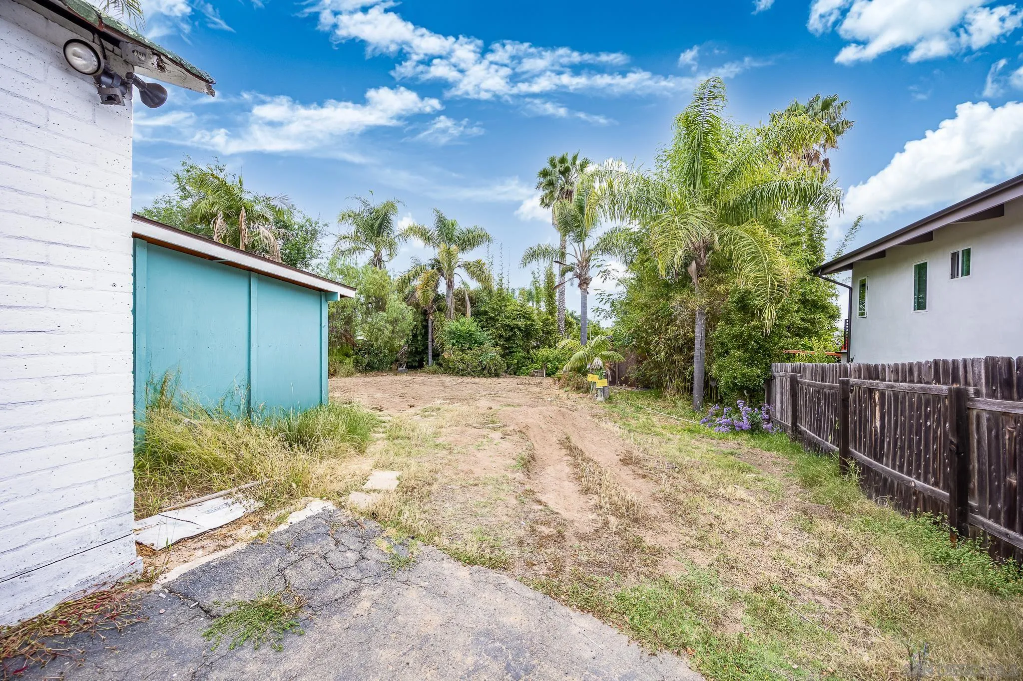 890 Capri Road Encinitas, CA 92024 - Photo 25 of 43 a backyard of a house with lots of green space