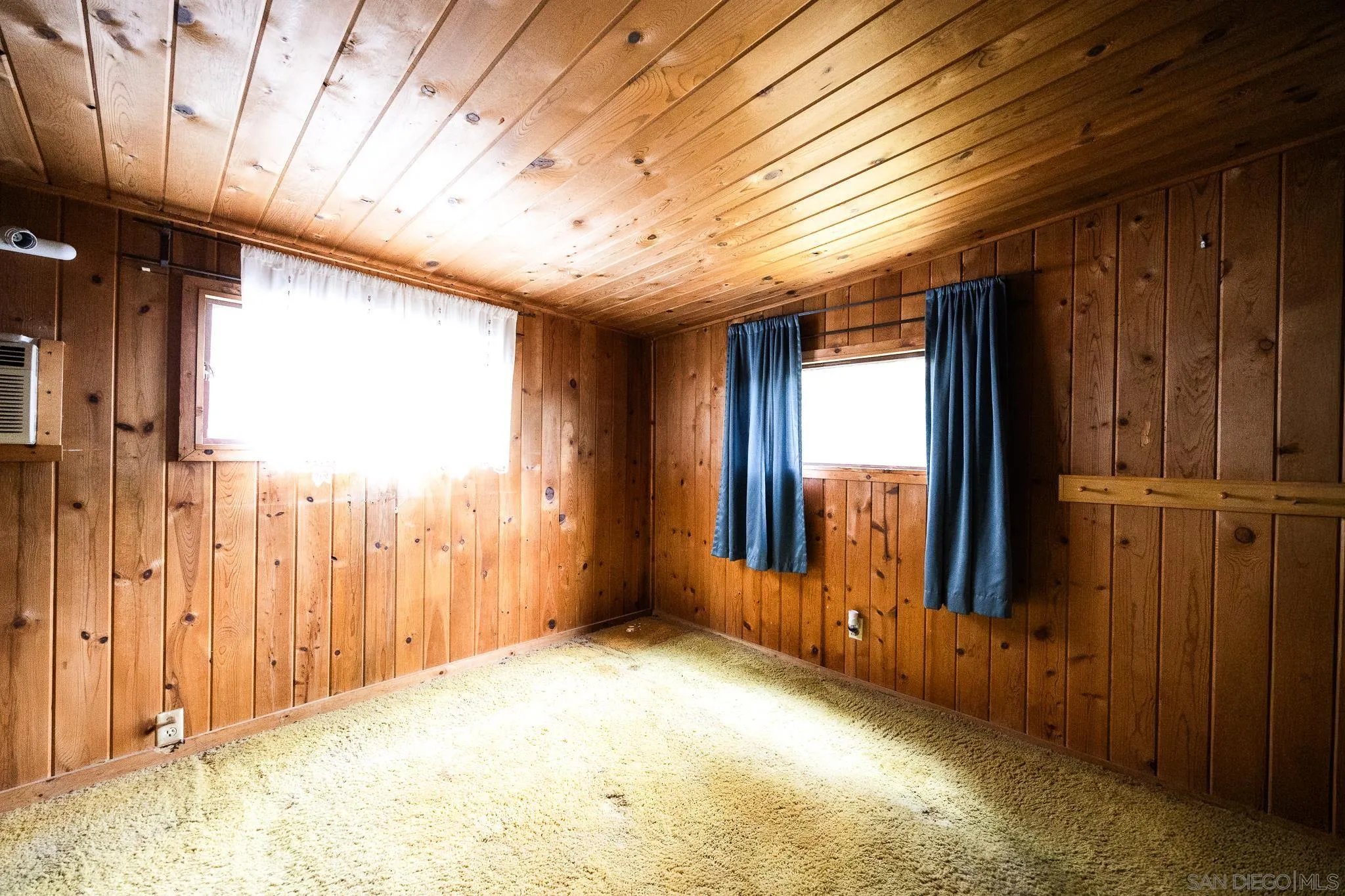 890 Capri Road Encinitas, CA 92024 - Photo 39 of 43 an empty room with windows
