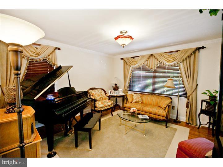 649 Renz Street Philadelphia, PA 19128 - Photo 13 of 25 Living Room