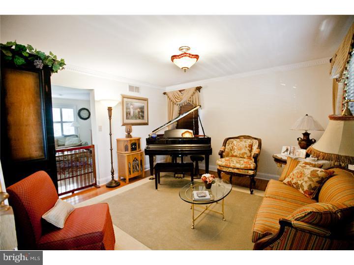 649 Renz Street Philadelphia, PA 19128 - Photo 14 of 25 Living Room