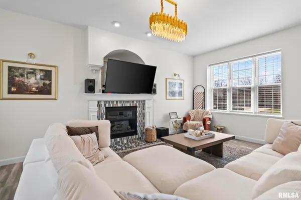 $400,000 | 308 Winter Park Drive, Chatham, IL 62629