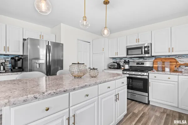 $400,000 | 308 Winter Park Drive, Chatham, IL 62629