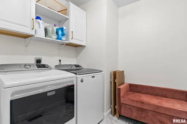 $400,000 | 308 Winter Park Drive, Chatham, IL 62629