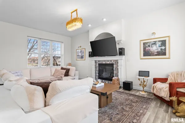 $400,000 | 308 Winter Park Drive, Chatham, IL 62629