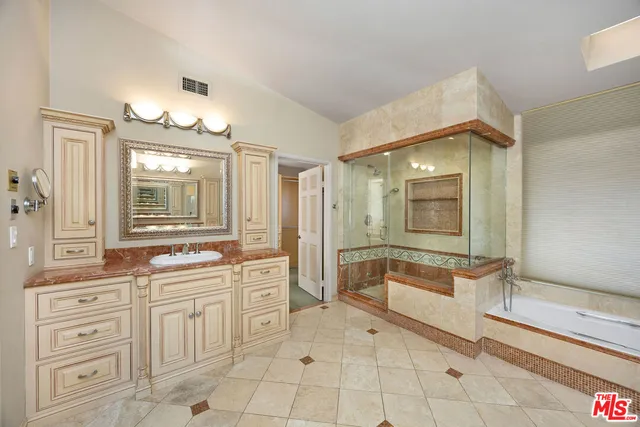 $8,200 | 13031 West Magnolia Boulevard, Sherman Oaks, CA 91423