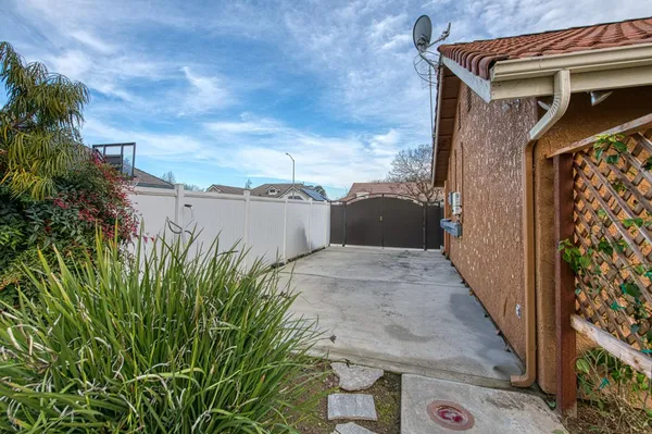 $690,000 | 753 Bedford Avenue, Clovis, CA 93611