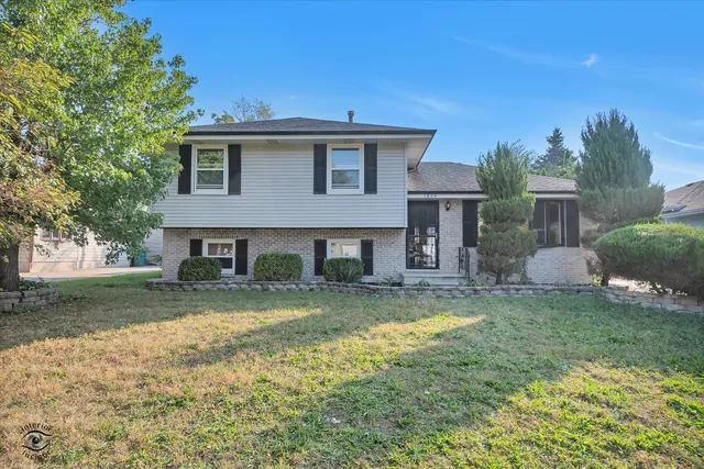 a view of a yard in front of house
