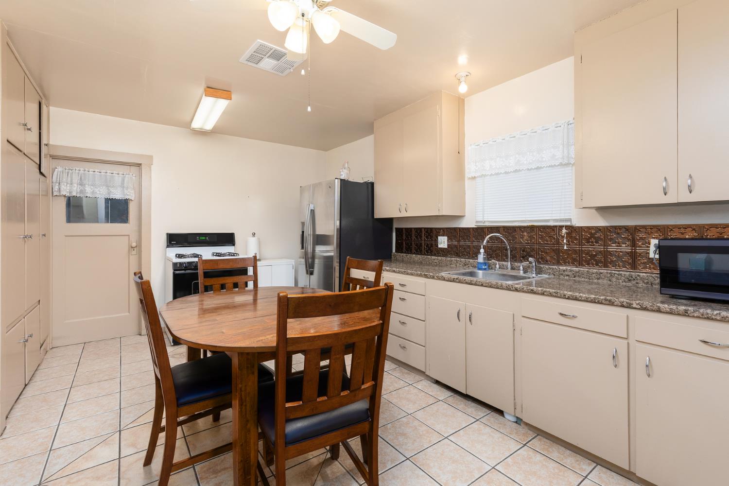 1044 South Hope Avenue Reedley, CA 93654 - Photo 10 of 34