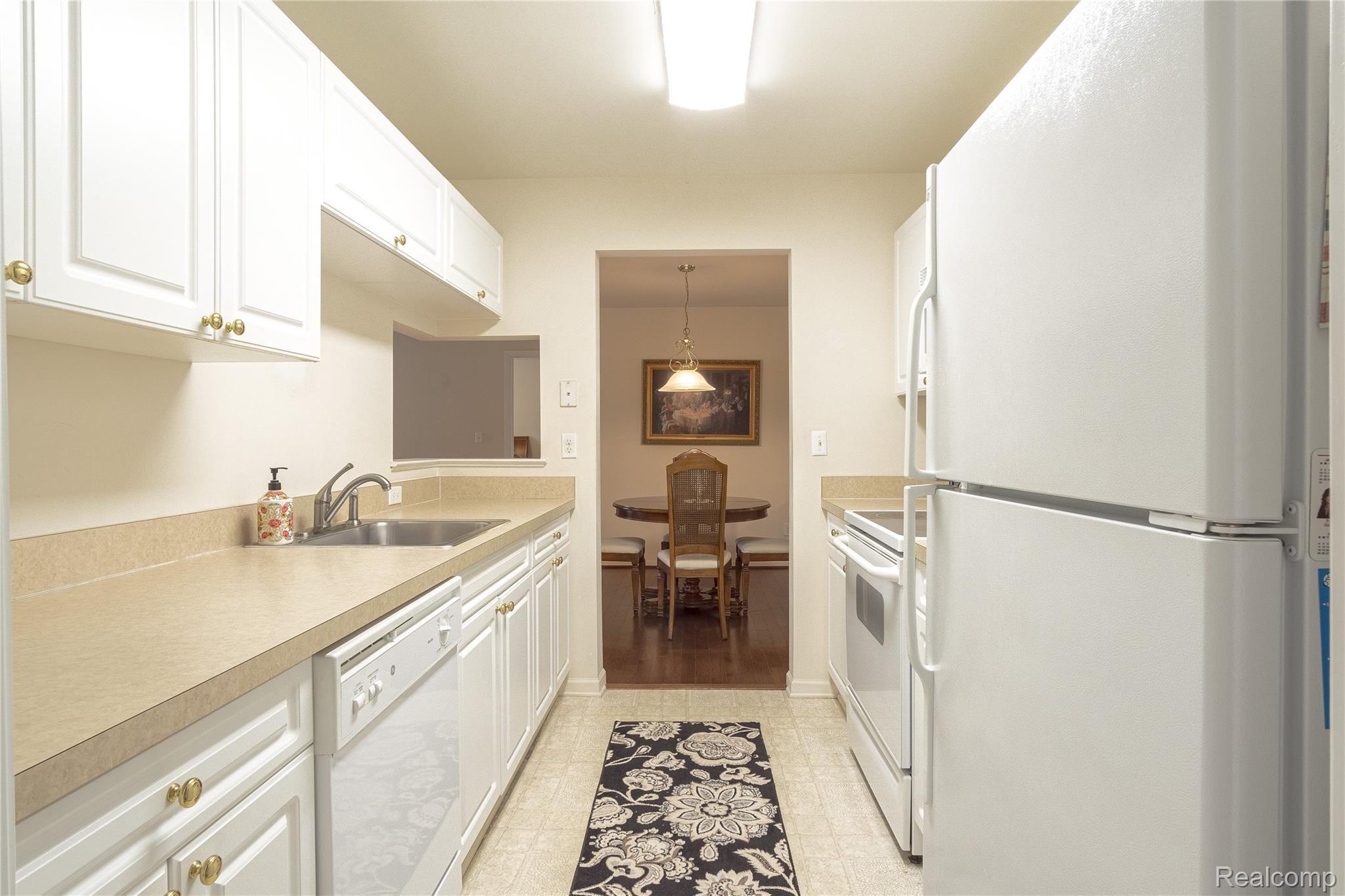 3495 Tremonte Circle, Unit 211 Rochester, MI 48306 - Photo 17 of 37 Interiors (13 of 24).jpg