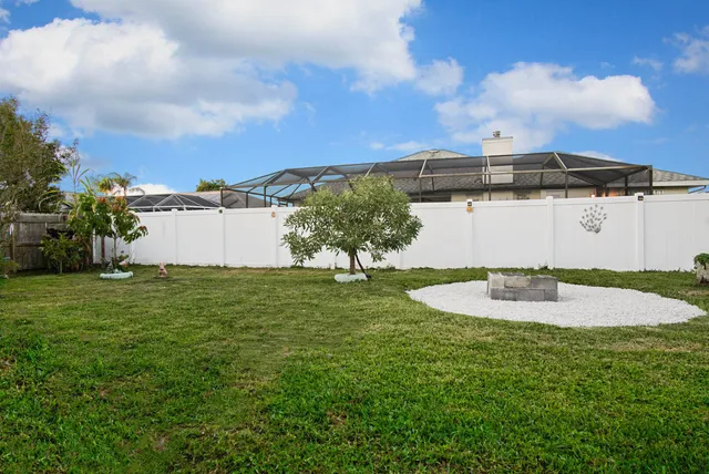 a view of a backyard