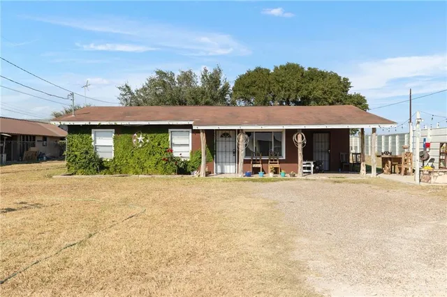 a view of outdoor space yard and porch