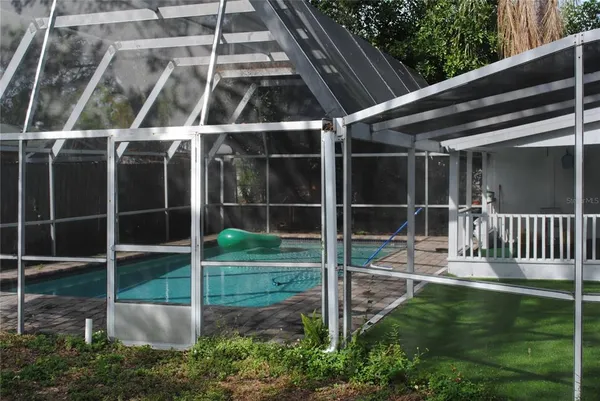 a view of a backyard