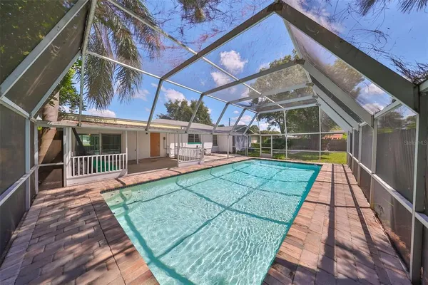 a view of a backyard