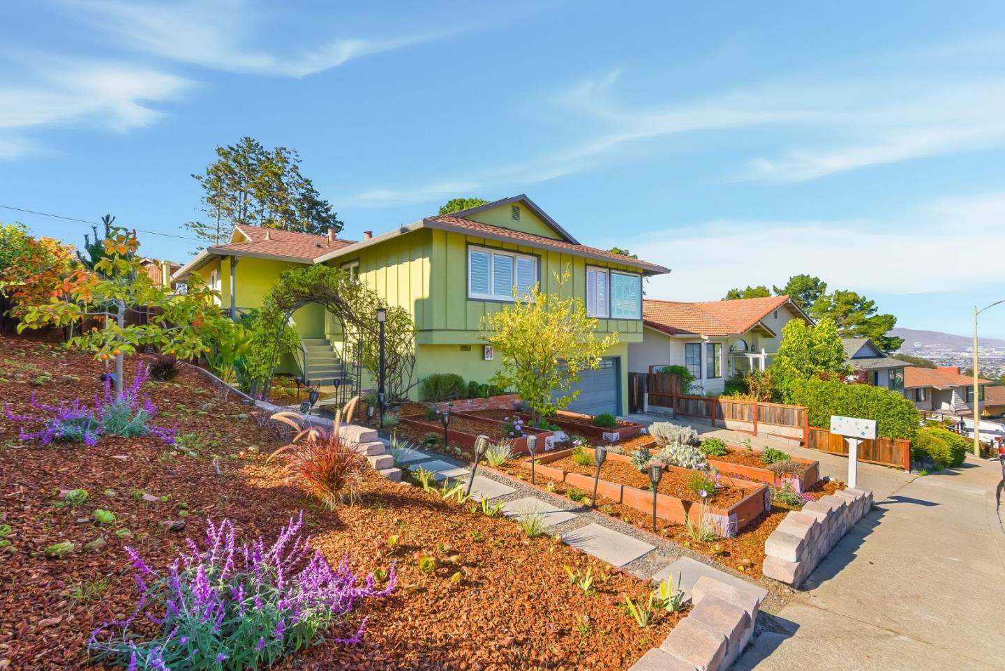 a view of a house with a yard