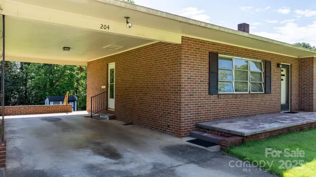 a view of a back yard of the house