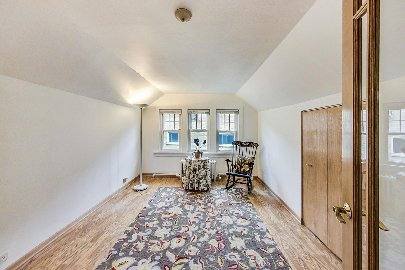 7221 North Ridge Boulevard Chicago, IL 60645 - Photo 27 of 48 a dining room with furniture and window