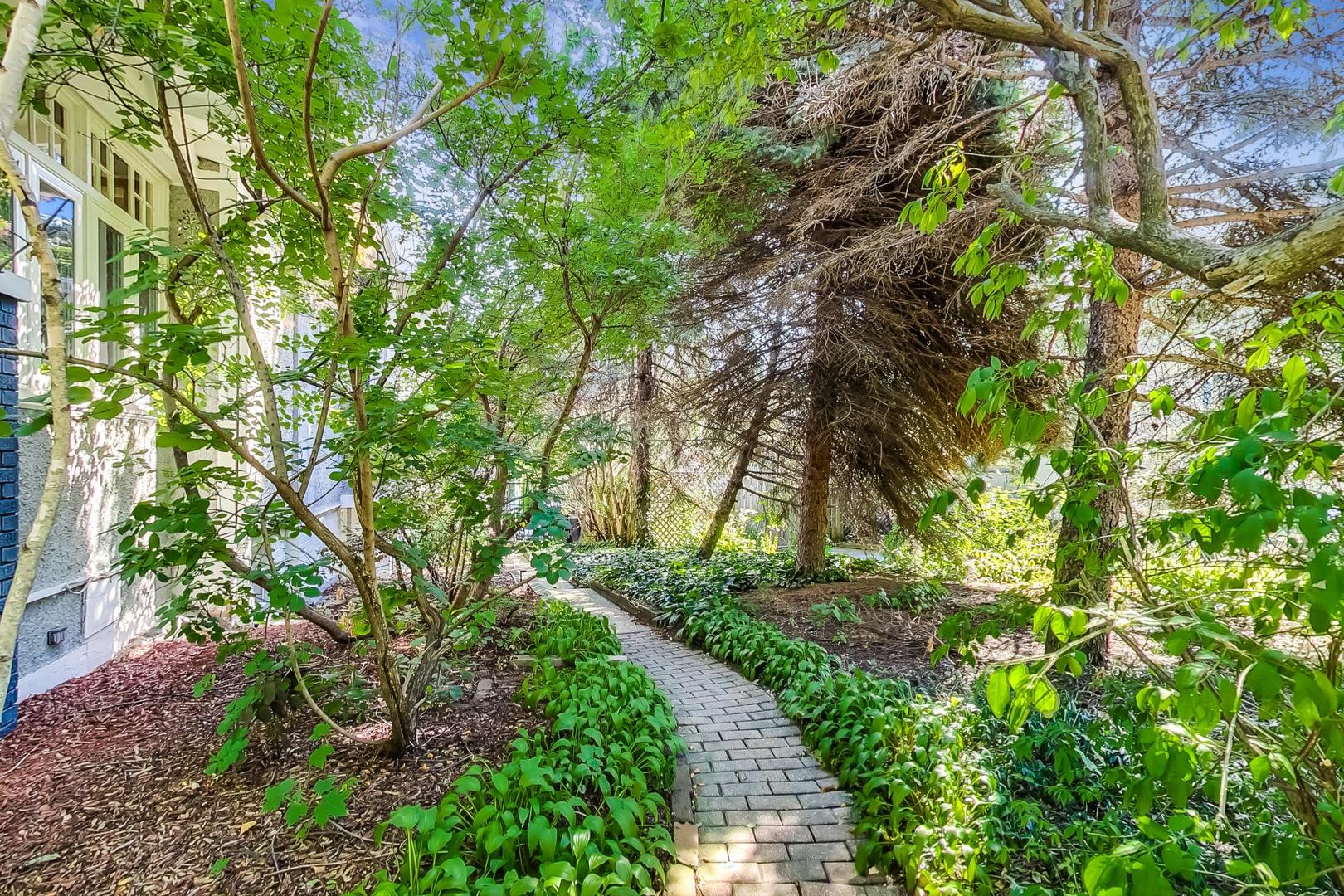 7221 North Ridge Boulevard Chicago, IL 60645 - Photo 3 of 48 a backyard of a house with lots of green space