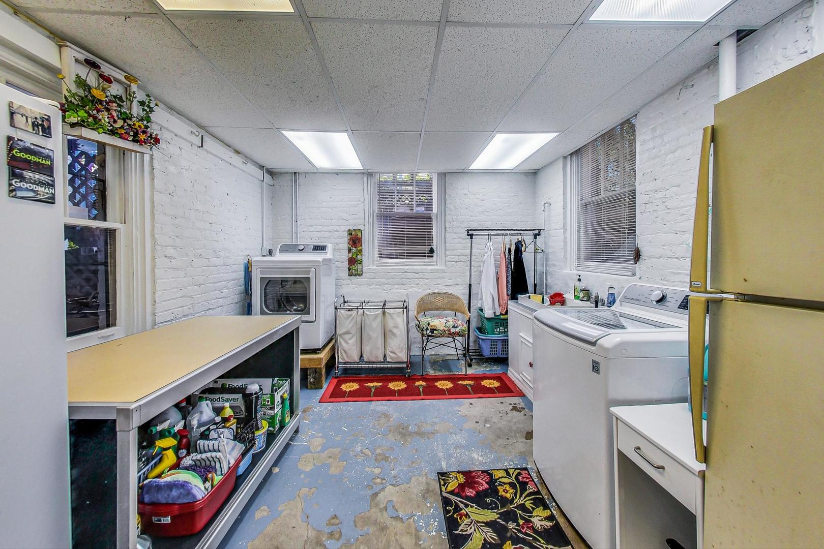 7221 North Ridge Boulevard Chicago, IL 60645 - Photo 32 of 48 a very nice looking room with kitchen area