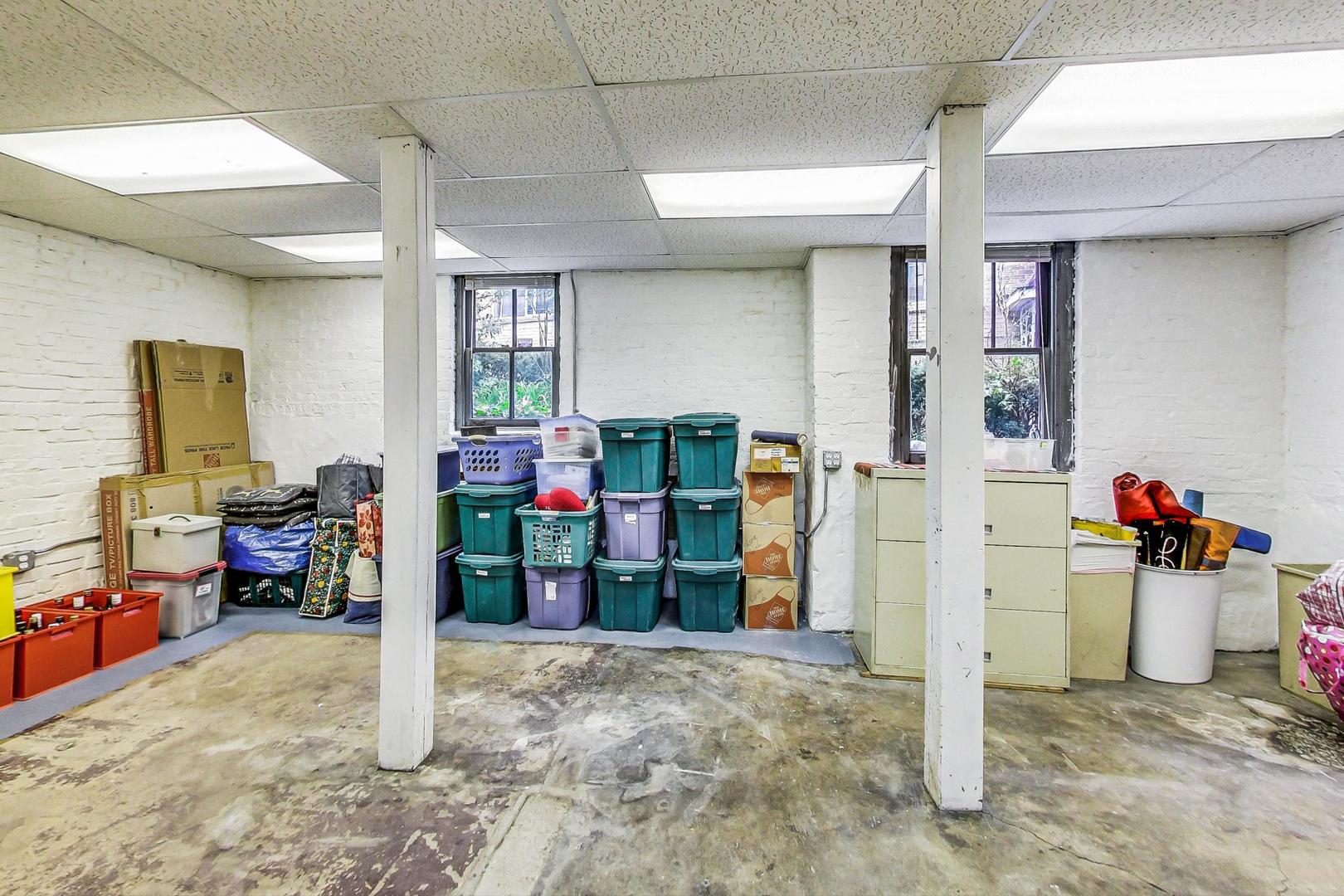 7221 North Ridge Boulevard Chicago, IL 60645 - Photo 34 of 48 a view of a garage