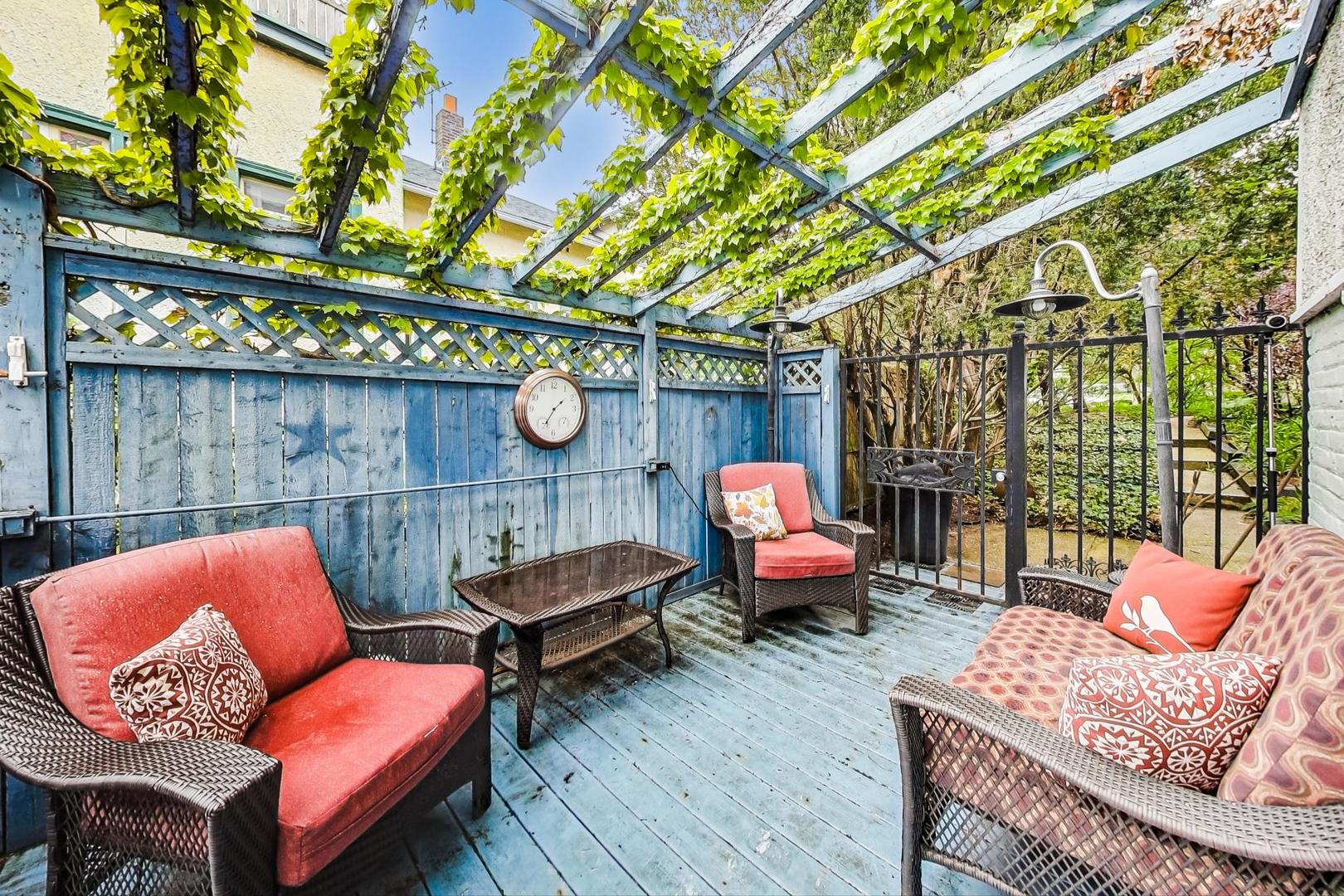 7221 North Ridge Boulevard Chicago, IL 60645 - Photo 38 of 48 a outdoor living space with furniture